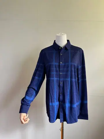 네이비 체크 무늬 긴팔 셔츠