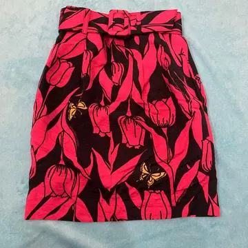 블랙과 핑크 꽃무늬 타이트 스커트