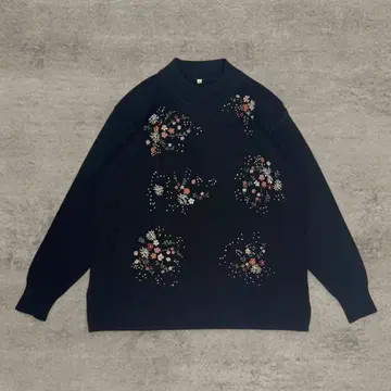 꽃무늬 자수 맨투맨 네이비 트레이닝복