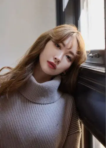 Trois Logo Turtleneck Knit Pullover