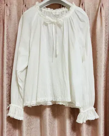 핑크하우스 프릴 리본 긴팔 블라우스 (스모크풍)