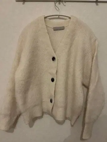 UNFILO 아이보리 버튼 가디건