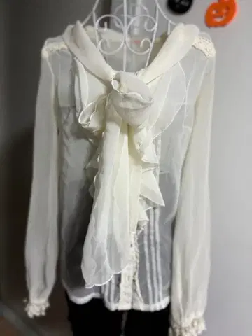 화이트 쉬폰 시스루 블라우스 프릴 리본 포함