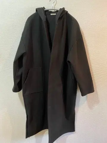 GU 후드 부착 블랙 롱 코트