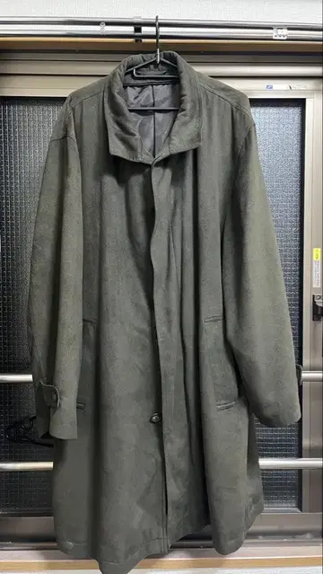 스다 마사키 착용 올리브 그린 코트