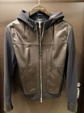 EMMETT 후드 부착 블랙 가죽 자켓