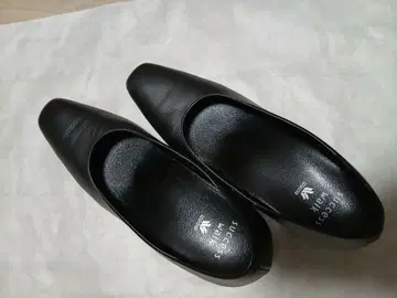 Wacoal SUCCESS Walk 블랙 스틸레토 펌프스