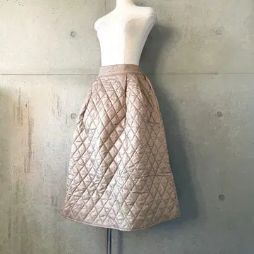 택 포함 새상품 퀼팅 턱 볼륨 스커트 베이지