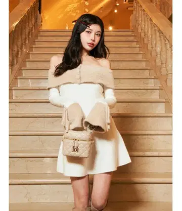 다리치 오프숄더 샤기 니트 미니 원피스