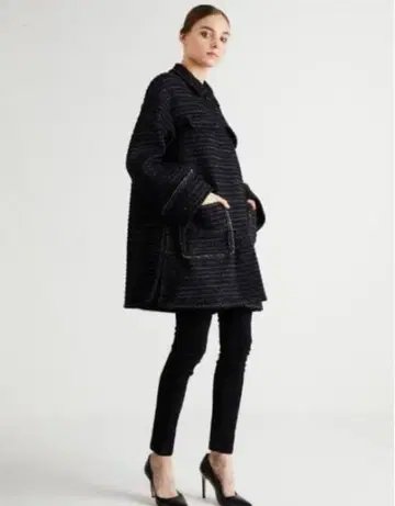 타카하타 미츠키 착용 보더스 앳 발코니 트위드 코트