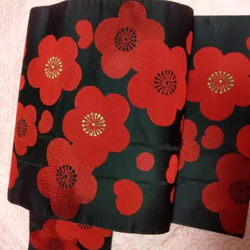 블랙 베이스에 붉은 매화. 나고야 오비입니다.