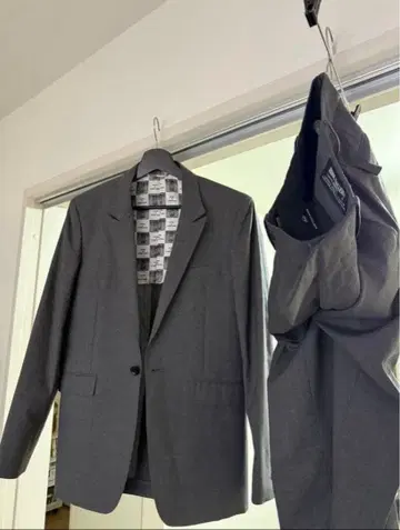 루드 갤러리 그레이 수트