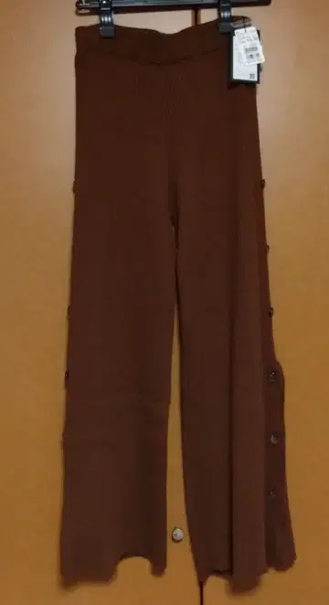 [택 포함 새상품] SCOT CLUB 브라운 사이드 버튼 리브 니트 팬츠