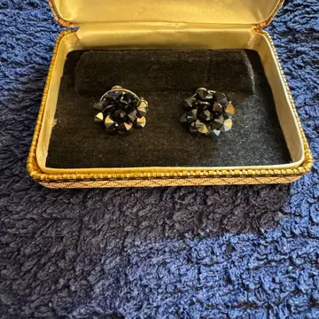 블랙 크리스탈 귀찌