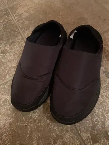 발꿈치를 접을 수 있는 발수 솜 충전 슬립온 24cm