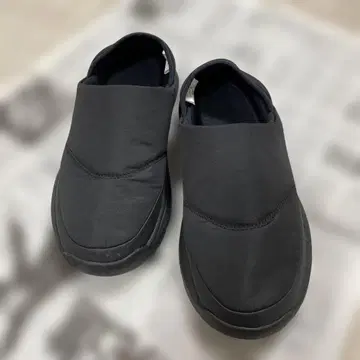 주말 가격 인하! 발꿈치를 밟을 수 있는 발수 솜 충전 슬립온 24cm