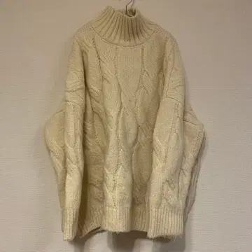 셀렉 모카 아이보리 케이블 짜임 터틀넥 스웨터