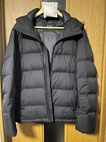 블랙 후드 부착 다운 자켓