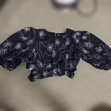 ZARA 블랙 꽃무늬 자수 벌룬 슬리브 반팔