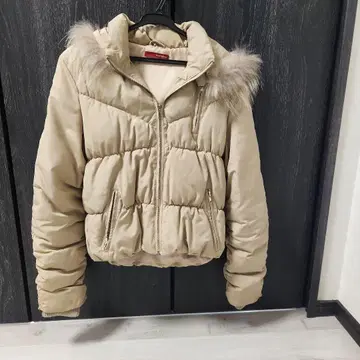 베이지 후드 부착 숏 다운 자켓