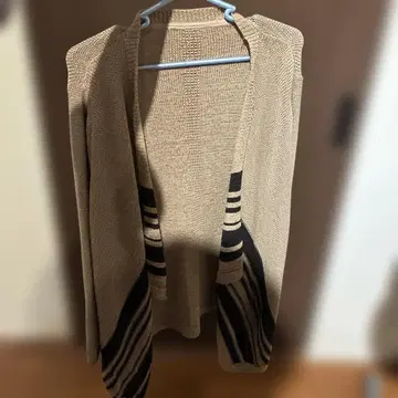 베이지 스트라이프 악센트 가디건