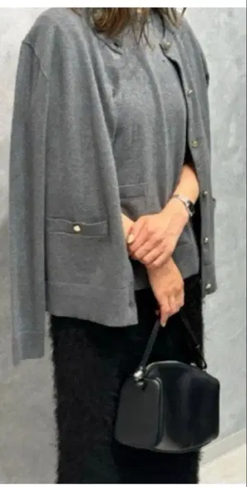 미라 오웬 금장 버튼 포켓 디자인 니트 가디건