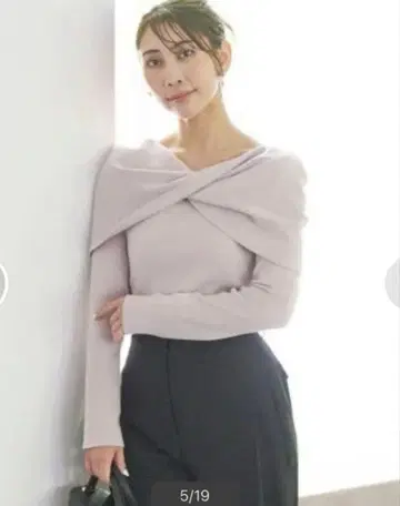 CELFORD 트위스트 케이프 니트 풀오버 LPNK