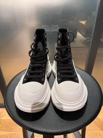 Alexander McQueen 하이컷 스니커즈 블랙/화이트