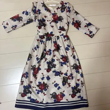 꽃무늬 긴팔 원피스