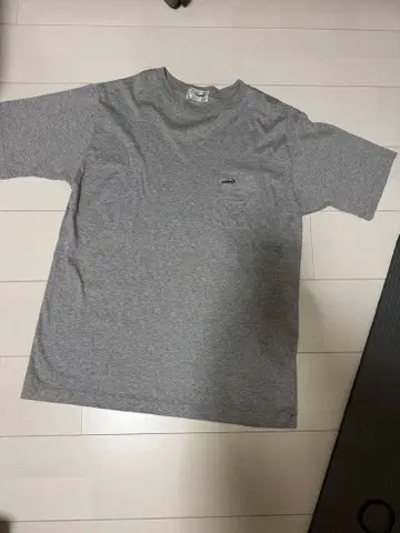 그레이 반팔T셔츠 악어 자수 포켓