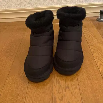 퍼 달린 블랙 어그 부츠