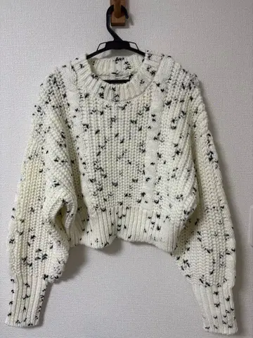 새상품 미사용 택 포함 니트 스웨터 화이트