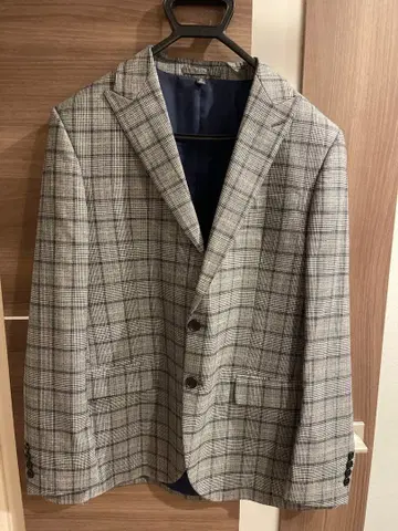 그레이 계열 체크 비즈니스 정장