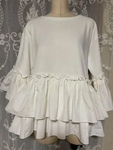 THREE SQUARE 프릴 달린 화이트 긴팔 상의