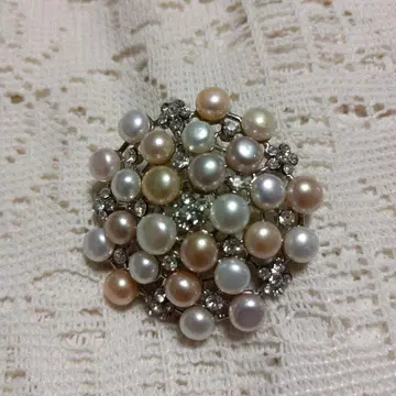 펄과 반짝이는 스톤 브로치