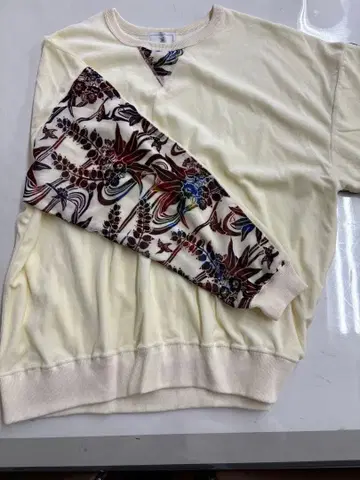 tuitaci 크림색 꽃무늬 맨투맨 일본풍 패턴