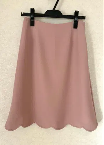 새상품 미사용 엠즈 그레이시 밑단의 스캘럽이 멋진 스커트