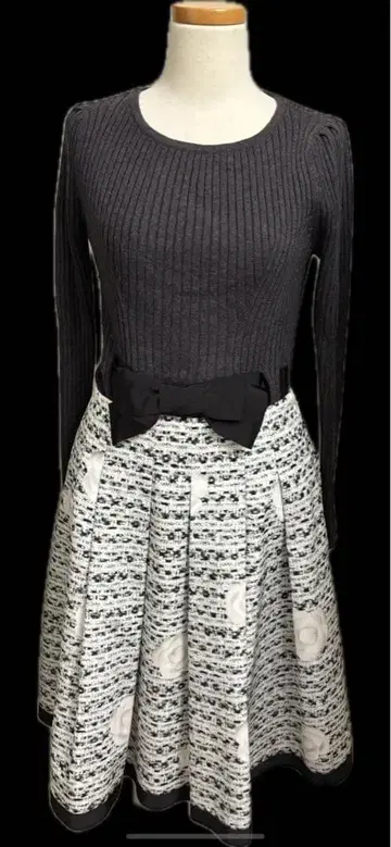 M's 그레이시 리본 니트 & 플레어 스커트 블랙과 화이트 까멜리아