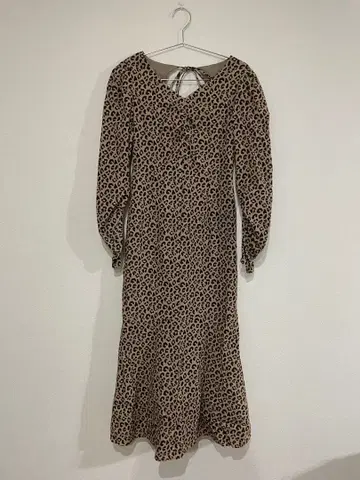 [ 레오파드 무늬 V넥 긴팔 원피스 ]