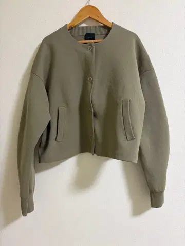 미사용품 Spick &span 카키 노카라 크롭 자켓