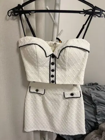 로브 드 플뢰르 화이트 미니 드레스 스트랩 포함