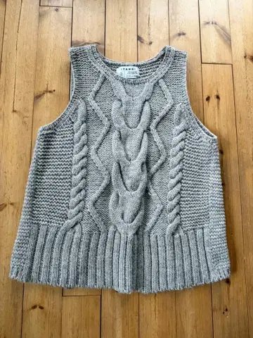 TANG 타구 케이블 무늬 뒷트임 핸드 니트 베스트 베이지