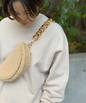 stunning lure 레귤러 맨투맨