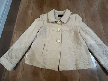 크림색 버튼 달린 자켓