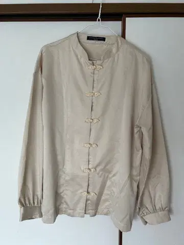 베이지 긴팔 셔츠 중화권 버튼