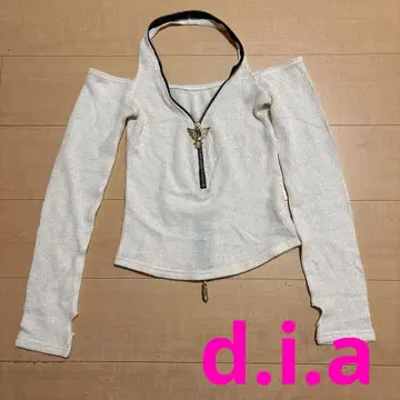 d.i.a 어깨 트임 니트 상의