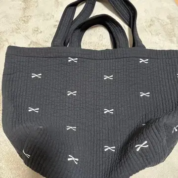 리본 무늬 블랙 토트백