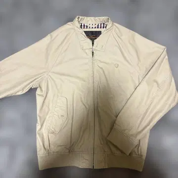 E. S. S. 베이지 점퍼