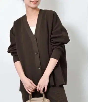 저널 스탠다드 리룸 다크 브라운 V넥 가디건