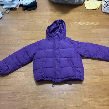 보라색 후드 부착 다운 자켓